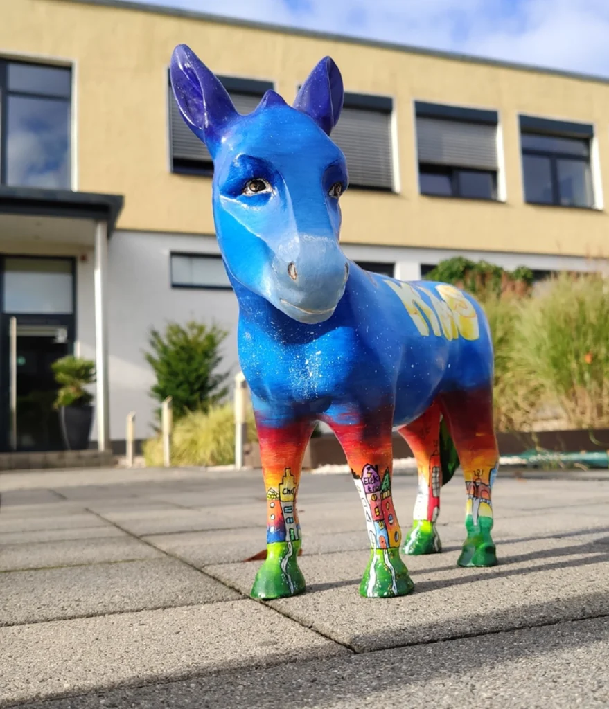 Figur eines Esels vor dem Hauptgebäude von K&S Gebäudetechnik in Oberhausen