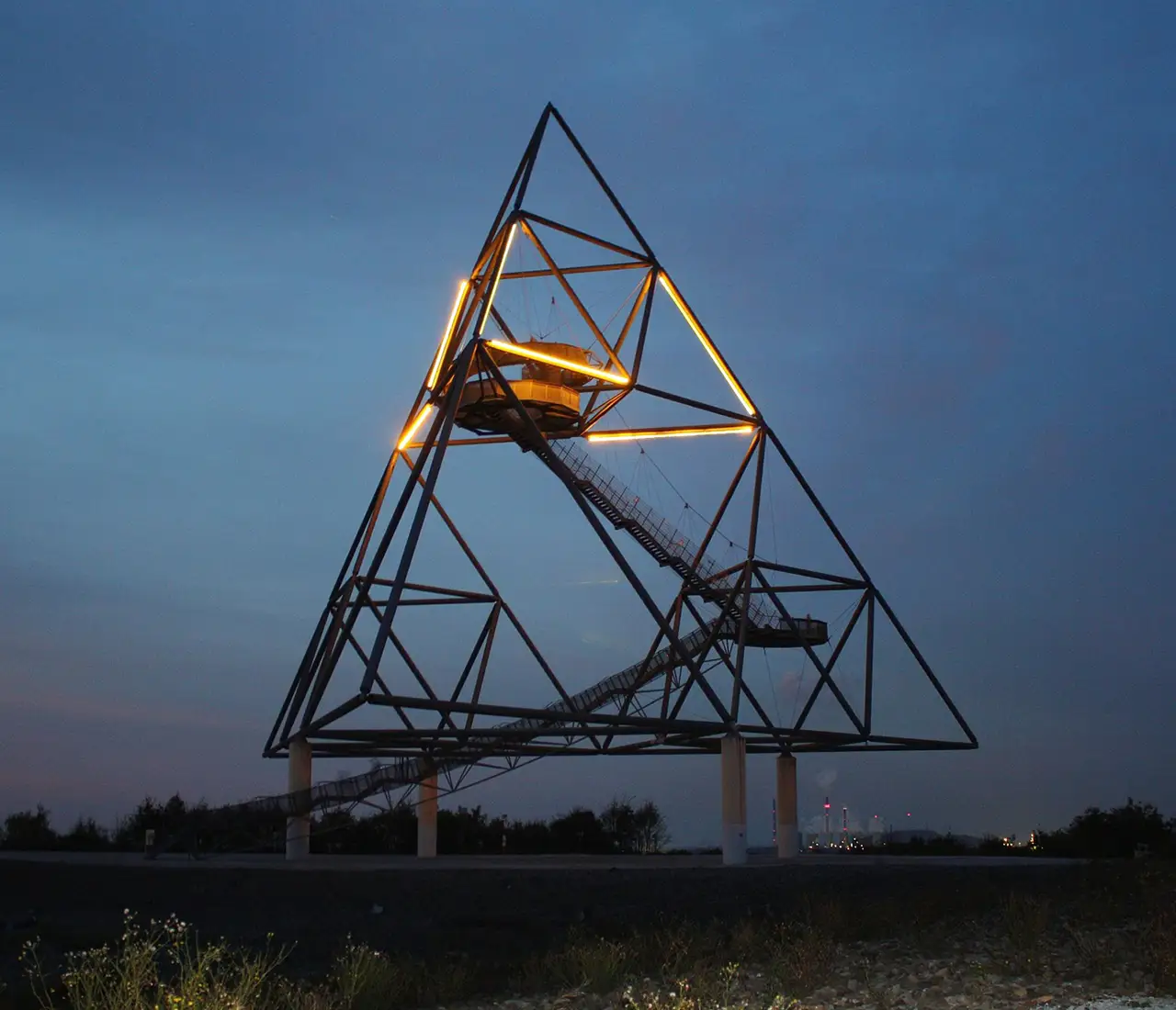 Tetraeder Bottrop, beleuchtet bei Nacht